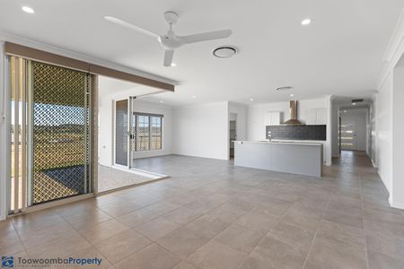 FULLY DUCTED AIR-CON TO EXECUTIVE RESIDENCE! - Photo 3