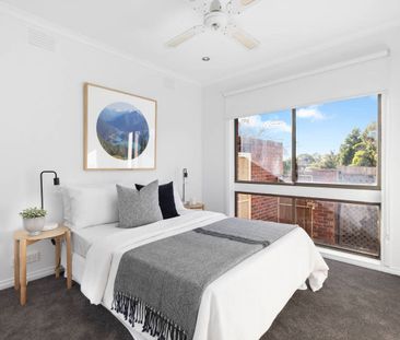 SPACIOUS 2 BEDROOM UNITWITH DOUBLE LOCK UP GARAGE - Photo 5