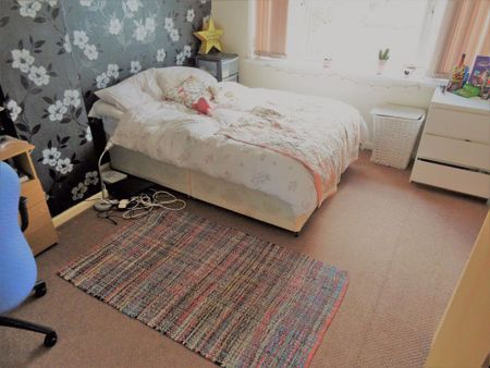4 bedroom House in St Annes Road, Leeds - Photo 5