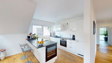 Exklusive Dachgeschosswohnung mit Einbauküche, West-Terrasse und Stellplatz in schöner Lage! - Photo 5