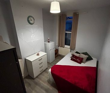 Room in a Shared House, CR7 - Photo 2