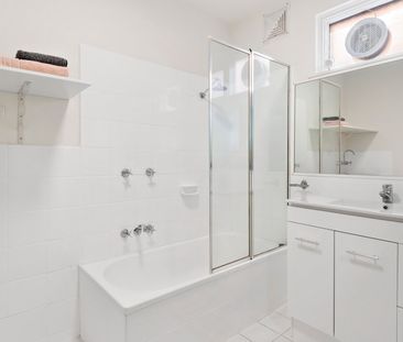 SPACIOUS TWO BED IN RIPPONLEA! - Photo 4