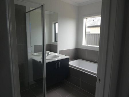 BRAND NEW PROPERTY WITH 2 MASTER SUITES, 2 LOUNGES! - Photo 4