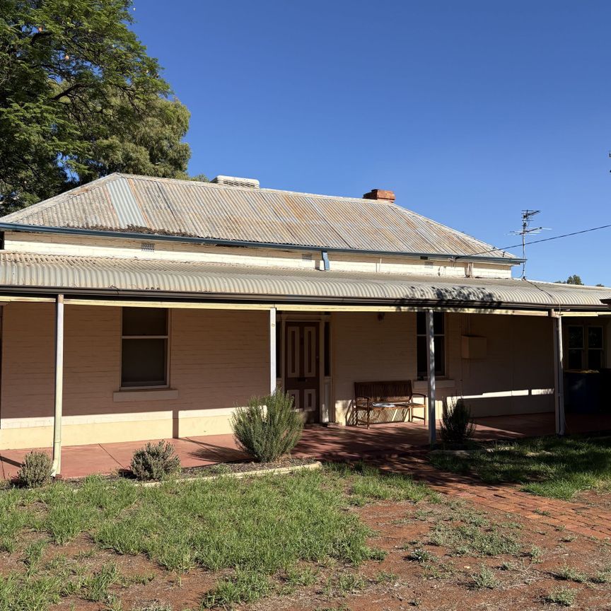 Charming Family Home in Sought-After Leamington! - Photo 1