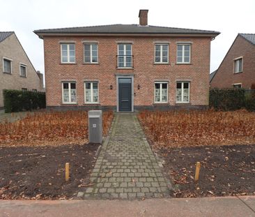 Een prachtige ruime villa met garage en tuin. - Photo 1