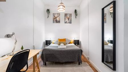 Room in a shared 4-bedroom apartment for rent in El Raval perfect for women - Foto 4