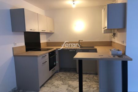 Location Appartement 2 pièces 45m² DRAGUIGNAN 83300 - Photo 2