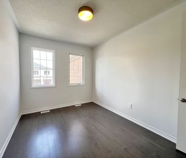 For Lease - 127 Leslie Richard Street, Markham, Ontario - Photo 4