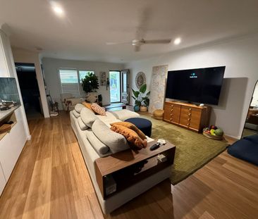 Beautifully renovated inside and out - quiet & secure sought after ... - Photo 4