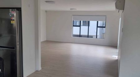 4Bed near new flat - Photo 3
