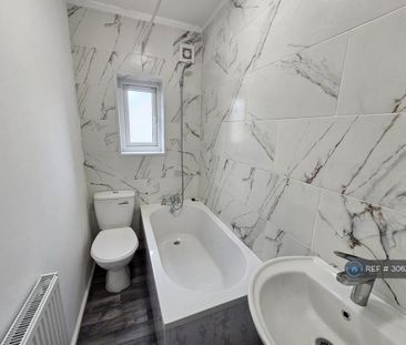 2 bedroom end of terrace house to rent - Photo 5