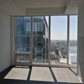 $2400/ Luxury 1-bedroom penthouse in Toronto’s Finance&Entmt districts - Photo 4