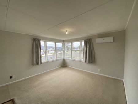 This newly redecorated 3-bedroom, 1-bathroom home in Fairfield offers fresh, comfortable living in a convenient location. - Photo 3