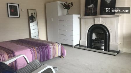 Large room for rent in a 5 bedroom family home in Rathcoole - Photo 4
