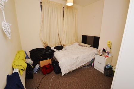 4 bedroom semi-detached house to rent - Photo 2