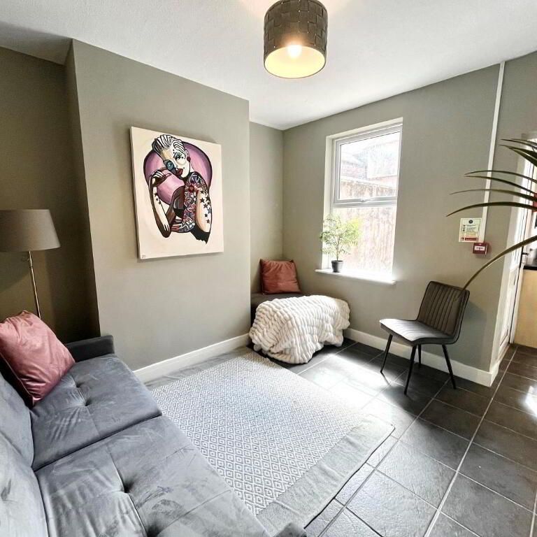 Room 4, 14 Beechmount Street, Belfast, BT12 7NG - Photo 1