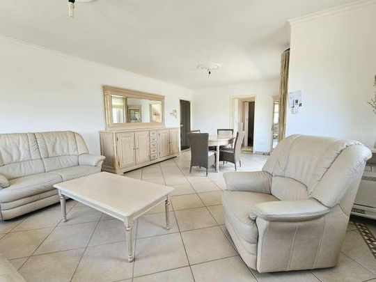 Ruim 3 slaapkamer duplex met autostaanplaats en kelderberging - Photo 1