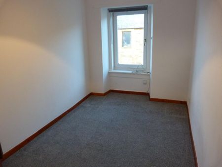 3 bedroom flat to rent - Photo 3