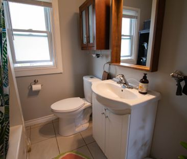 **BEAUTIFUL** 2 Bedroom Upper Unit in St. Catharines!! - Photo 3