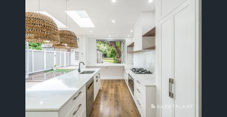 Designer Living with Lush Gardens & Light-Filled Interiors - Photo 5