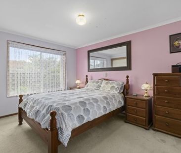 8 Monash Court, Whittington - Photo 4