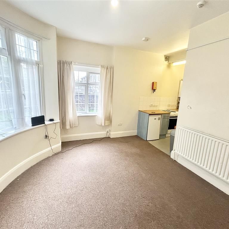 Midanbury Lane, Southampton - Photo 1