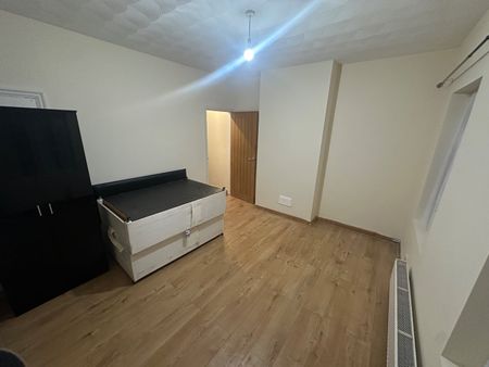 2 Bed Terraced House, Ash Road, LU4 - Photo 2