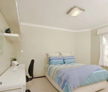 Family Home in Fantastic Location - Photo 3