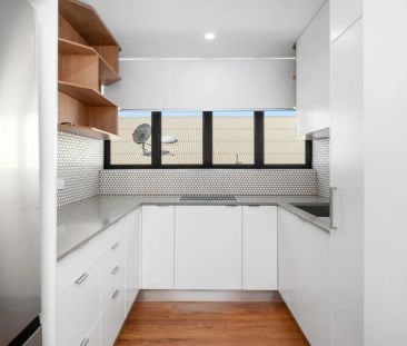 Light-Filled Greenslopes Apartment Offering Comfort and Convenience - Photo 2