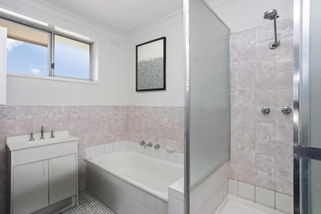 Prime Location - Photo 3