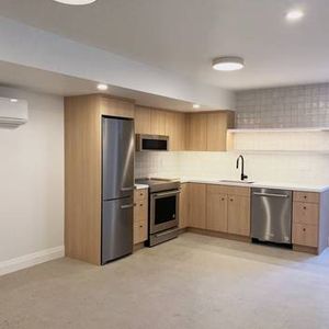 Bright Brand New 1 Bedroom Apartment Dundas West - Photo 2