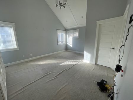 Beautiful Contemporary Upper House/Three Bedrooms Plus Den - Photo 5