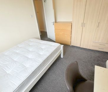 8 Bedroom Semi-Detached House - Photo 2