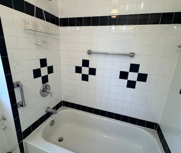 For Lease - 23 Yongeview Avenue, Richmond Hill, Ontario - Photo 2