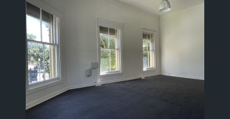 Huge apartment!Lygon Street and Melbourne Uni on the doorstep! - Photo 2
