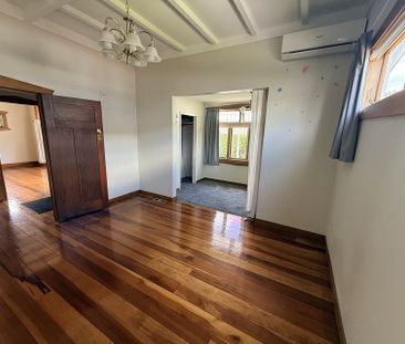 Modern Comfort Meets Central Auckland Convenience - Photo 2