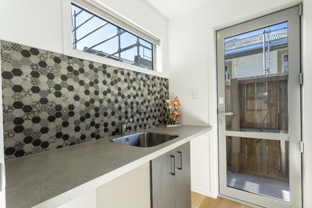 Quality Two-Bedroom Home in Sought-After St Kilda - Photo 5