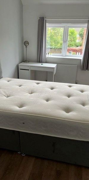 1 bedroom in a house share to rent - Photo 1