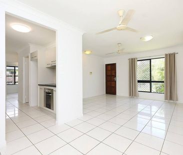 Air Conditioned - Fully Tiled - Two Living Areas - New Curtains - 1... - Photo 6