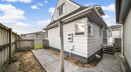 Spacious 4-Bedroom Home - Great Location in Pukekohe - Photo 4