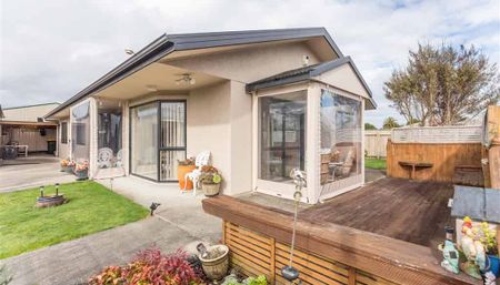 IMMACULATE THREE BEDROOM HOME - Photo 4