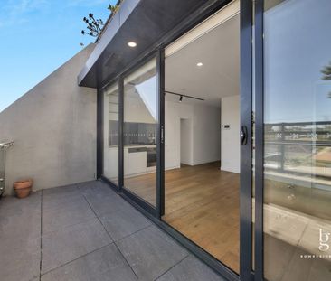 Stylish & Light-Filled Apartment - Photo 1