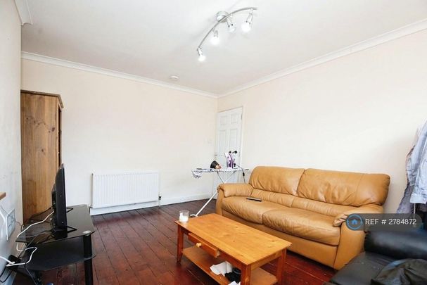 4 bedroom semi-detached house to rent - Photo 1