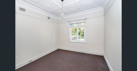 ART DECO TWO BEDROOM APARTMENT - Photo 2