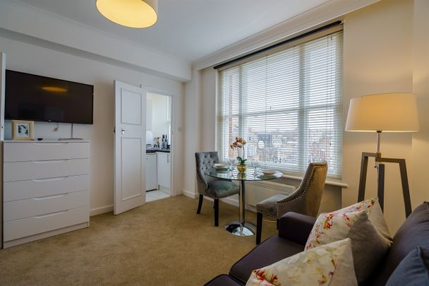 Flat to Rent: 39 Hill Street, W1J 5LZ - Photo 1