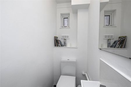 3 bedroom in Islington - Photo 2