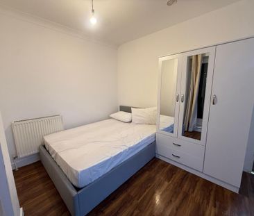 1 bedroom in a house share to rent - Photo 2