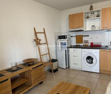T2 MEUBLÉ AVEC BALCON ET GARAGE - ARLES, - Photo 2