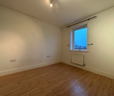 4 bedroom House in Halifax Road, Bracknell - Photo 1