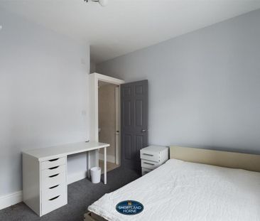 4 bedroom end of terrace house to rent - Photo 1